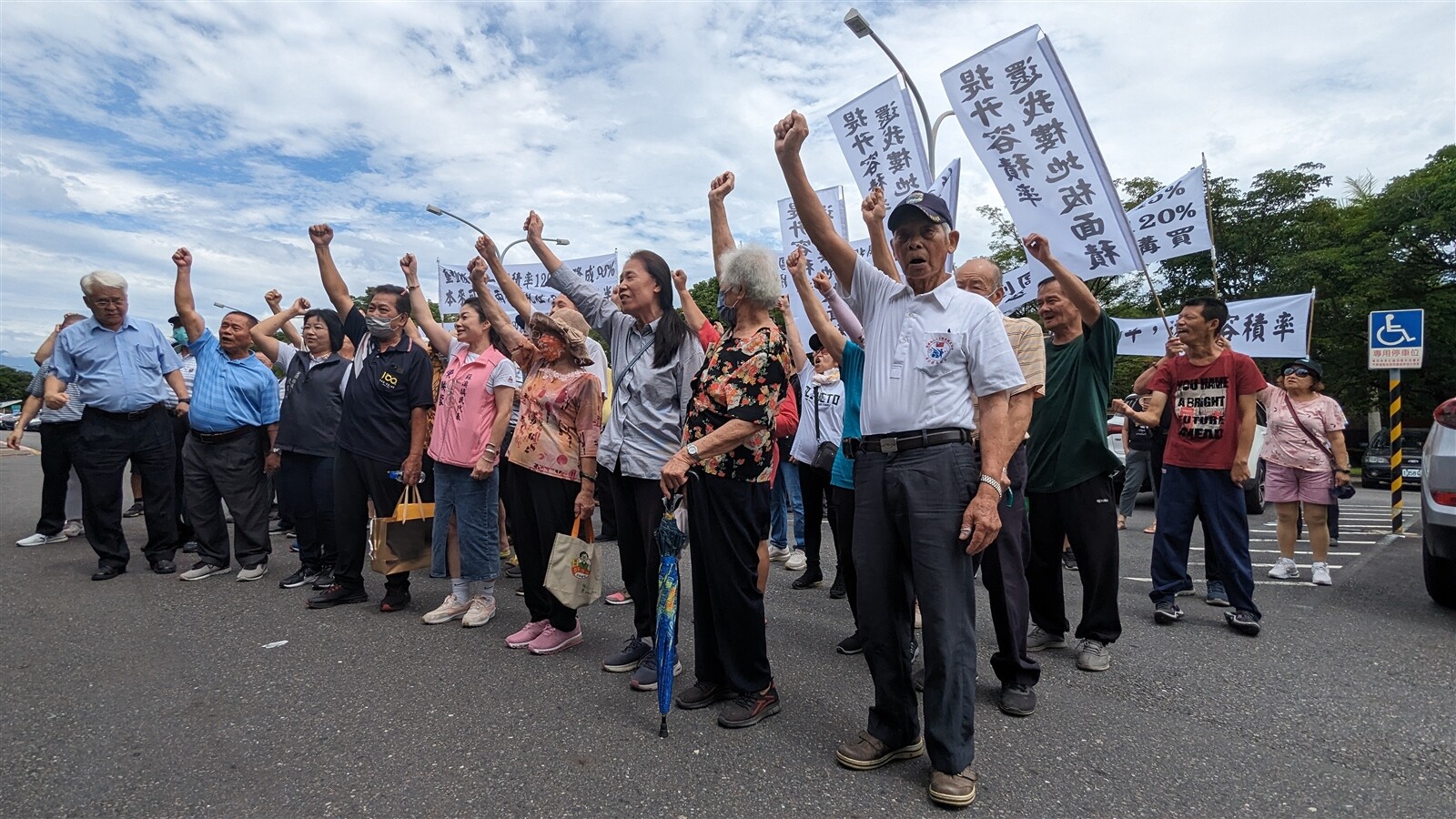 宜蘭蘇澳鎮新馬都市計畫內慶安段市地重劃區域，容積率90%到120%，居民不滿只能蓋1樓半到2樓高的房子，集體到縣府陳情。記者陳敬丰／攝影 