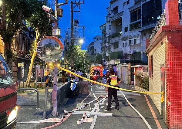 土城民宅疑因鋰電池充電造成大火3死,律師指出,若電池正常使用,但製造、生產上有過失或未經標準驗證或安全檢測,電池業者可能同時面臨刑責及民法、消保法損害賠償。記者王長鼎/翻攝