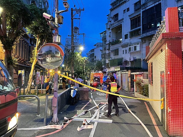 疑園藝用充電鋰電池爆炸起火，新北市土城區延壽路一棟公寓13日凌晨3時許發生火警，不幸造成3人死亡。記者王長鼎／翻攝