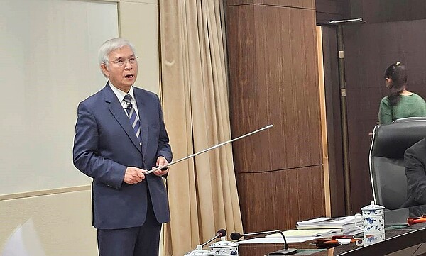 央行管控房市再出手!特定區第2戶成數降為6成 調升存準率強化管制效果 在近期房市過熱聲浪中,我國央行13日理監事會議,決議自然人六都及新竹地區第2戶購屋貸款最高成數上限由7成下修為6成,無寬限期。圖(央行總裁楊金龍)/好房網News記者林和謙/攝