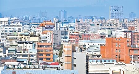 央行將七都第2戶貸款成數從7成降為6成,14日立即實施,讓人擔心造成新簽約的已購客戶合約糾紛,建議央行應該要不溯及既往。圖為房市示意圖。(本報資料照片)
