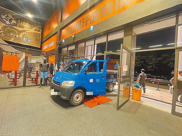 知名網紅「館長」陳之漢經營的「成吉思汗健身俱樂部」台中館,12日晚間突遭31歲林姓男子開著藍色小貨車直直撞進大門,幸未釀成傷亡。圖/民眾提供