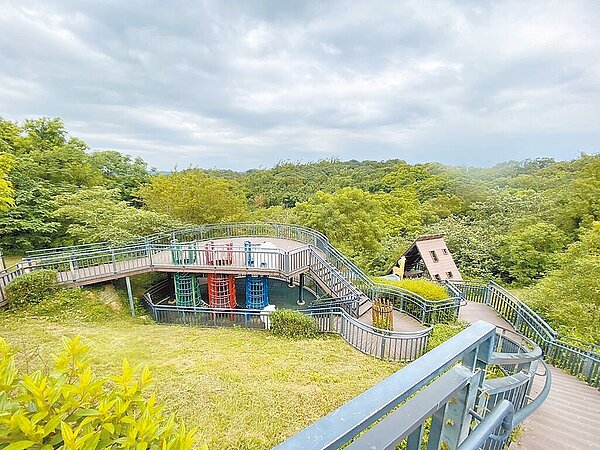 新竹市議員陳慶齡13日指出,青青草原觀景台、溜滑梯興建時未申請建照,成為市區「大型違建」,盼市府加速用地變更,也希望將青青草原規畫成竹市首座主題式特色公園。圖/新竹市政府提供