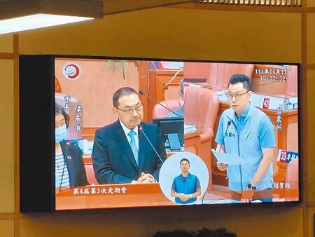 民進黨新北市議員翁震州(右)13日在議會總質詢建議新北敬老卡殘點累計到下月使用,新北市長侯友宜(左二)表示,會透過北北基桃平台討論。(陳慰慈攝)