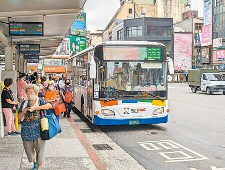 
基隆市公車處長期虧損，基隆市政府向中央爭取經費，將於今年下半年開始做基隆市公車路網優化研究評估。（張志康攝）
