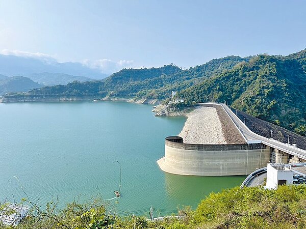南部地區水庫近日持續進水,曾文-烏山頭水庫系統有效蓄水量於13日下午突破3億噸,比去年同期多了2億噸,水利署南區水資源分署對下半年南部民生供水表示樂觀穩定。(南水分署提供/寶智華台南傳真)