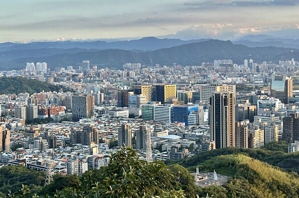 地上房屋若有土地所有權人之直系姻親,包括媳婦、女婿、岳父母或公婆等設立戶籍,同樣也符合自用住宅用地設籍規定。 聯合報系資料庫