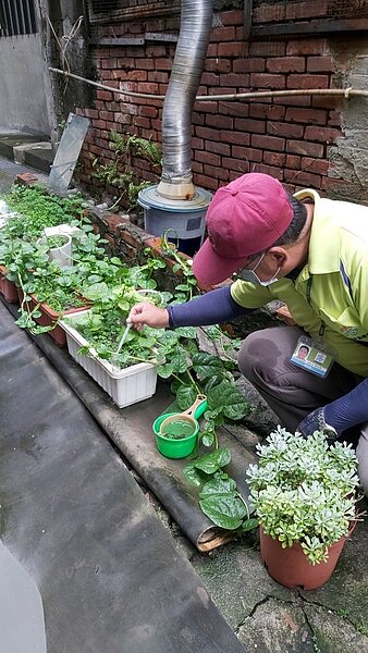 高雄市鳳山區出現登革熱群聚感染疫情，防疫團隊啟動孳生源清除及化學防治等工作。圖／高市衛生局提供
