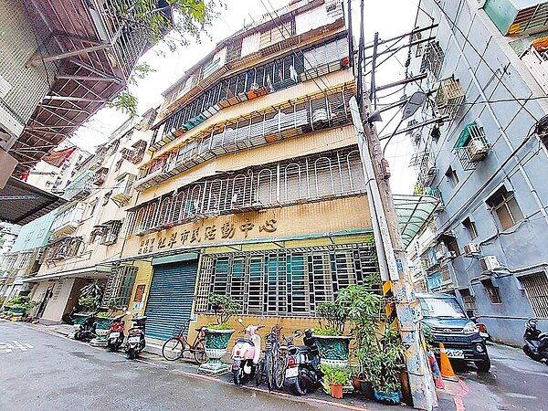 新北市江子段海砂屋都更案13日審議通過，後續核定後即進入拆除重建階段，未來將興建地上24層共145戶的住商複合大樓。（新北市城鄉局提供／呂健豪新北傳真）