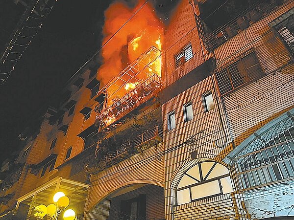 消防署統計，近5年來共發生435起鋰電池火警。圖為新北市土城區延壽路民宅13日凌晨火警，造成3人死亡。（新北市消防局提供／王揚傑新北傳真）