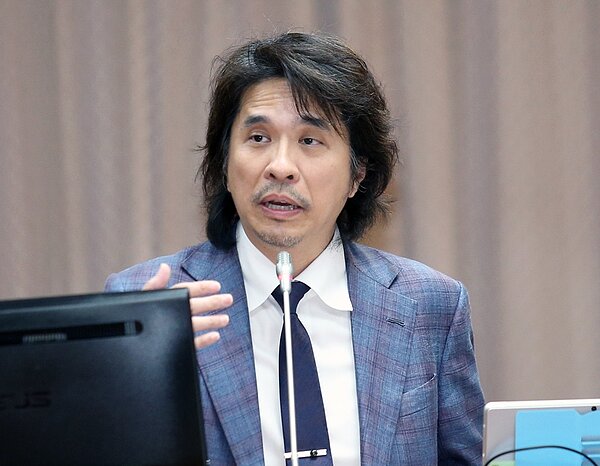 教育部次長葉丙成13日列席立法院教育及文化委員會,並以「少子化趨勢下高教應如何經營、創新及提升競爭力」為題專題報告。圖/范揚光攝