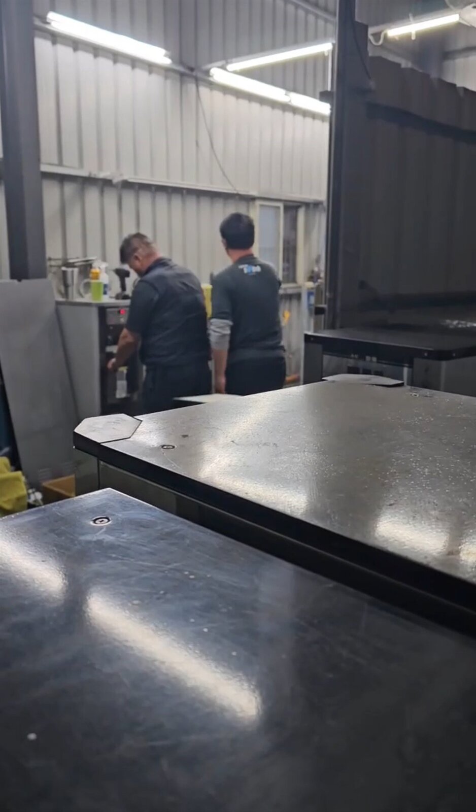 桃園市議員黃瓊慧爆料,機捷全線飲水機委外廠商在公司裝合格水調包送驗水,質疑桃捷公司避談真正原因,急換濾心是想掩人耳目。圖/桃園市議員黃瓊慧提供