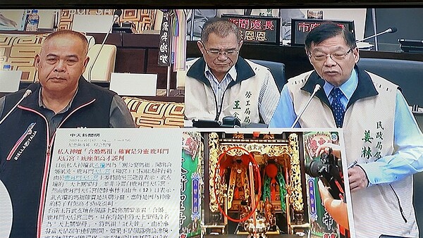 台南私人神壇「玉旨武玄壇」關公與「北汕尾鹿耳門天后宮」媽祖「合婚」引發爭議，市議員邱昭勝（左）在議會總質詢民政局長姜淋煌（右）。圖／聯合報記者吳淑玲翻攝