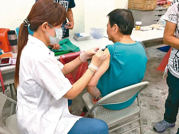 台中人口成長,各衛生所護理師人均服務的市民數超過合理量,有4成衛生所護理師面臨「過勞」風險。圖/台中衛生局提供