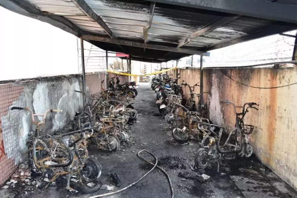 2022年10月間,彰化縣北斗鎮發生電動自行車火災,共波及20餘輛被燒損,消防局調查發現,起火車輛及電池動力系統經過改裝,研判起火原因為充電系統發生過充短路引起火災。資料照片/彰化縣消防局提供