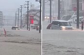 日本沖繩降「破紀錄大雨」　淹水深及大腿民眾涉水推車