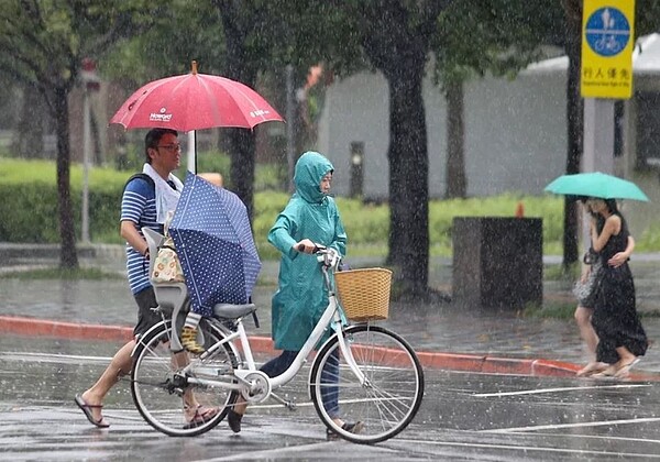 台灣海峽雷雨帶正在影響中部以北,尤其苗栗、台中有大雷雨,新北西側、桃園、新竹也有間歇雨勢,留意天氣變化。圖/聯合報系資料照片