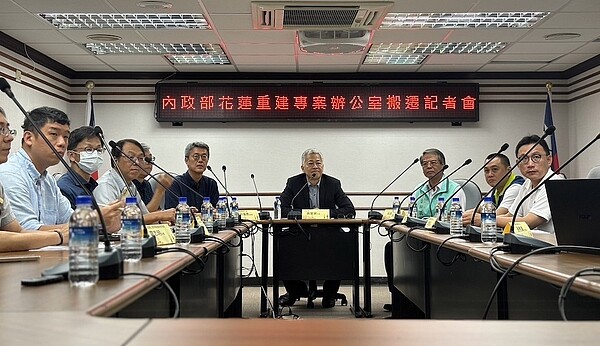 內政部「0403花蓮震災重建專案辦公室」進駐行政院東部聯合服務中心,內政部常務次長暨花蓮0403重建專案辦公室主任吳堂安14日到場視察。圖/國土署提供