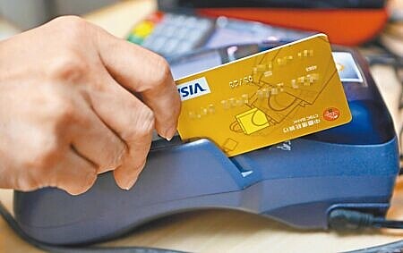 5月母親節檔期發威,據主要銀行揭露數字,預估前五大發卡行中信、國泰世華、玉山、台北富邦、台新等五銀行5月刷卡金額可望逼近2,600億元。圖∕本報資料照片