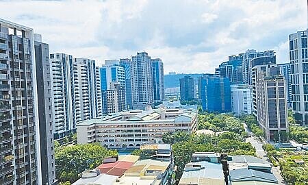 小宅當道,為降低總價,不僅房屋坪數愈蓋愈小,也使得陽台大幅縮水。(王莫昀攝)