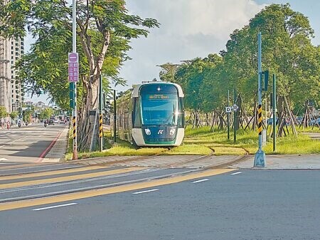 高雄輕軌為降低列車運轉音量,會於轉彎處灑水降低列車轉彎發出的高頻噪音,高捷公司強調不會對鋼軌壽命造成影響。(任義宇攝)