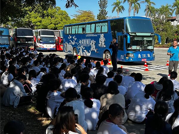 台南市政府警察局結合監理站走進校園,加強學生對「內輪差、視野死角」潛在危險認知。圖/台南市警局提供
