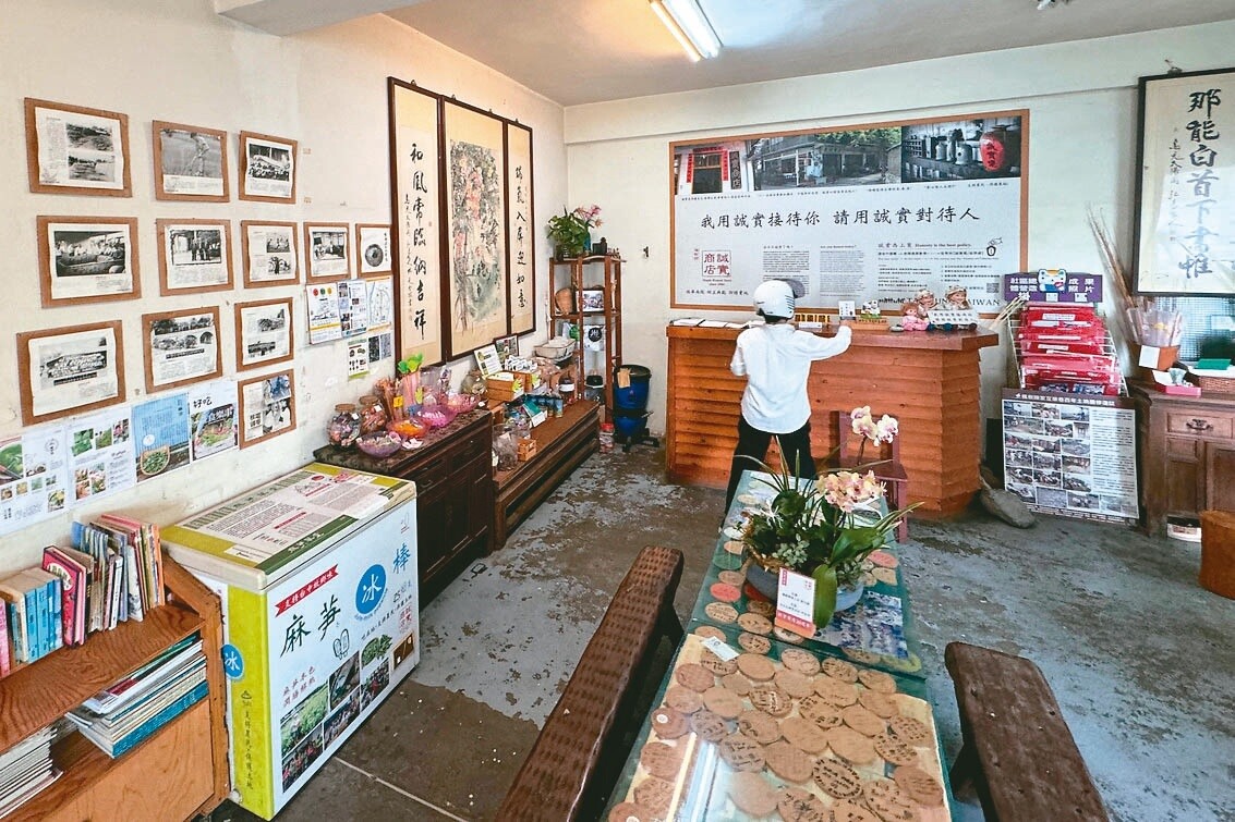 台中南屯楓樹腳的誠實商店，今年開業滿廿年，店內無人看管，消費者進門自己取貨、記帳與付款。記者黃仲裕／攝影 