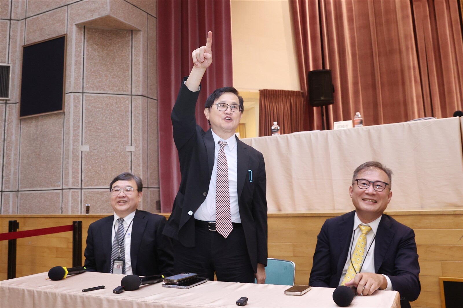 和碩集團董事長童子賢（中）與總經理鄭光志（右）、總經理鄧國彦（左）一起舉行股東會後記者會，談產業願景、AI伺服器、電動車等發展。記者蘇健忠／攝影 