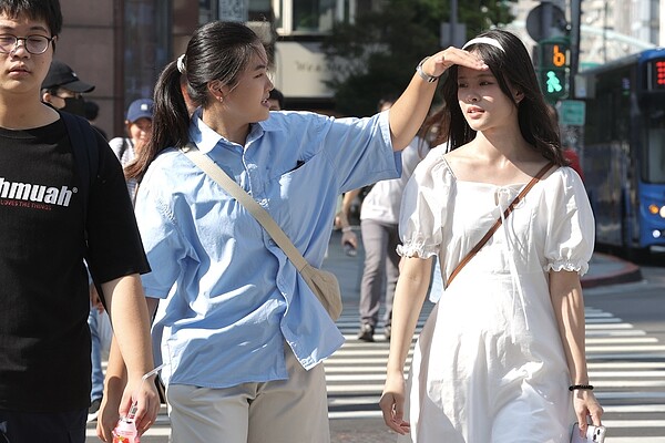 中央氣象署表示,花東及大台北地區局部有36度高溫,東南部仍有焚風發生機率,提醒民眾留意高溫。圖/聯合報系資料照