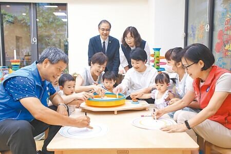 台中市長盧秀燕14日視察南屯建功托嬰中心,強調市府將持續建置公托,讓青年「願生敢養」。(陳淑娥攝)
