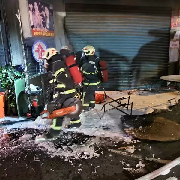 鹿港鎮知名「王罔麵線糊」14日晚間9點多發生火災,消防隊到達現場後破門而入,將店內瓦斯桶移出,即時撲滅火勢,幸好無人員受困。圖/民眾提供