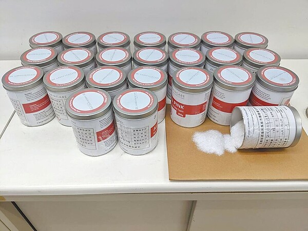 高雄警調查獲航空郵寄包裹藏毒,不法集團在除毛蠟罐子裡填裝8.24公斤、市值約千萬元的K他命,毒品來源及流向仍待深入調查釐清。圖/高雄市調處提供