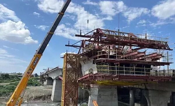 鐵道局執行嘉市鐵路高架化工程,含嘉義站、嘉北站及北回歸線等共3座車站施工中。記者魯永明/翻攝