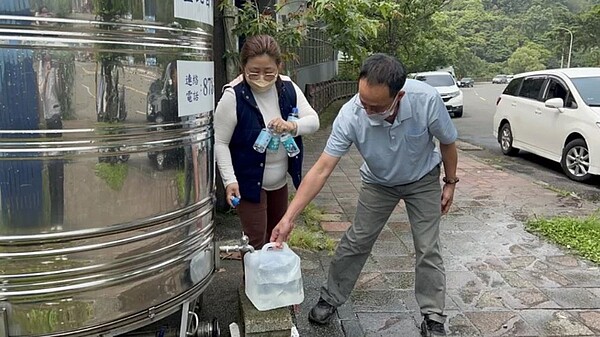 台北士林溪山里今年4月發生水質事件，造成上百位人上吐下瀉，市府當時在當地設自來水取水處，供居民裝水。聯合報系資料照。