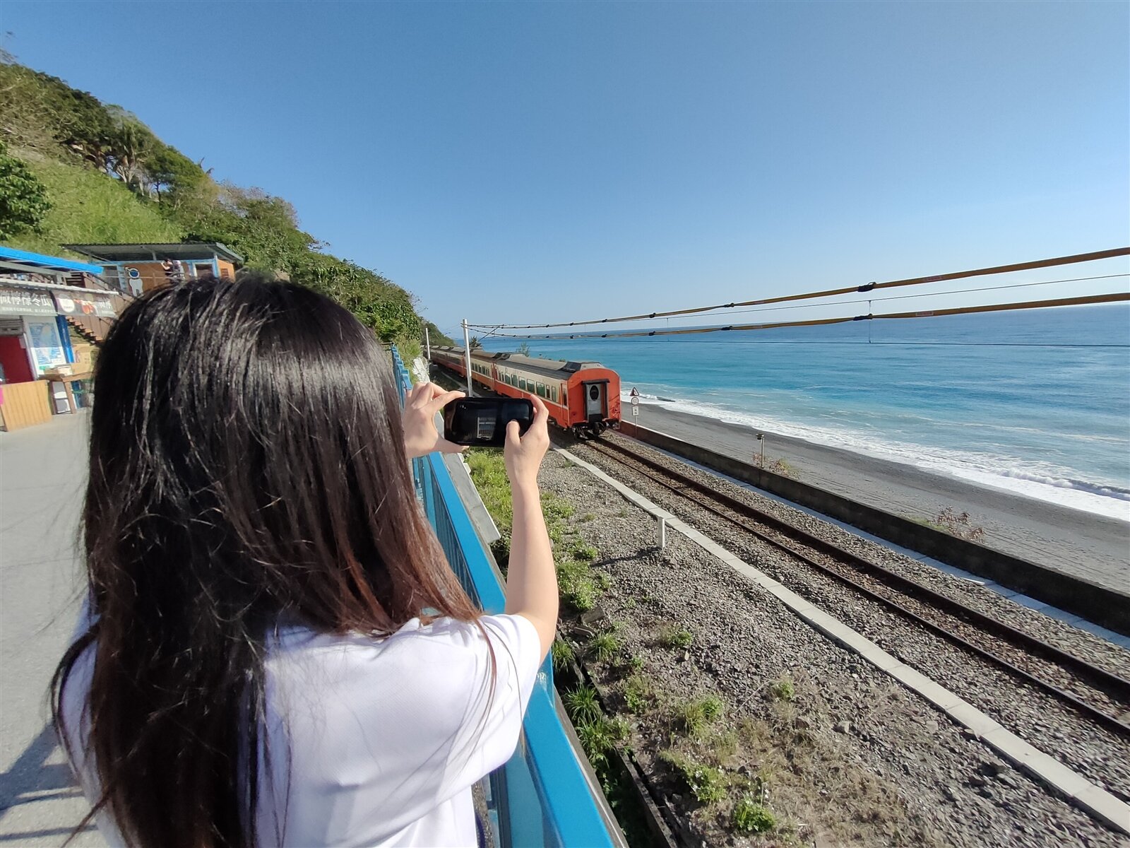 台東知名景點「最美多良火車站」整修休園逾半年,已完工9成,日前並完成攤販抽籤,3個販售區共計7個攤位,預計7月1日正式對外開放。記者尤聰光/攝影