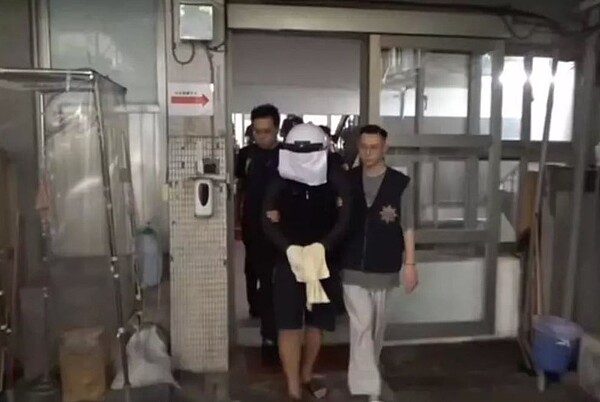 陳姓男子(前)夥同楊姓男子,端午連假期間在台北市文山區一處大樓,行竊50顆水表,被轄區警方迅速逮捕。記者廖炳棋/翻攝