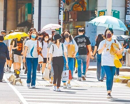醫師提醒，出門活動要留意防晒，防晒品應選擇SPF30以上，身體皺褶處則要保持通風，勿使用痱子粉。（本報資料照片）
