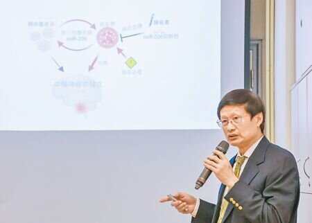 國衛院分子與基因醫學研究所研究員莊志立分享國衛院小鼠研究,並指出感染腸病毒後,小鼠血糖水平將顯著升高,可能是複製病毒的重要機制。(羅永銘攝)