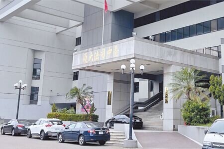 台中洪姓男子受委託調查1名女子行蹤,竟拜託認識的楊姓偵察佐透過警政知識聯網查詢民眾車行紀錄、前科照片等資料,洪男被依違反《個資法》、偽造文書罪起訴,楊男獲緩起訴。(本報資料照片)