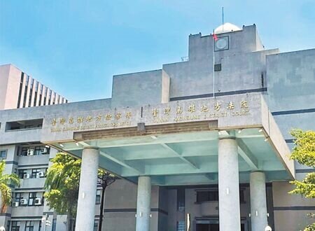 高雄1名高姓女子搭乘公車時,因司機急煞車,高女重心不穩跌倒致肋骨骨折併氣胸,無法繼續工作,法官判公車業者和司機應連帶賠償42萬餘元。(本報資料照片)