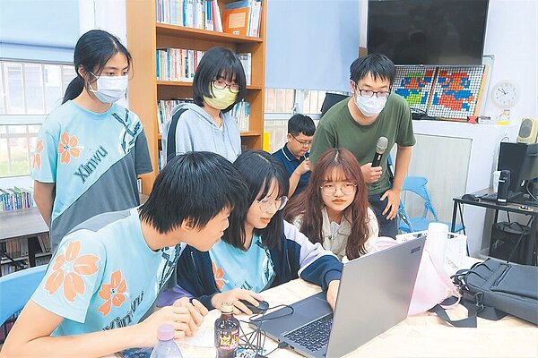 今年大學申請入學分發放榜,人工智慧、資通訊與半導體科系及理工科系見長的大學招生火熱,人文領域卻岌岌可危。圖為新屋高中學生學習設計邏輯、素材生成運用。(桃園市智慧城鄉發展委員會提供)