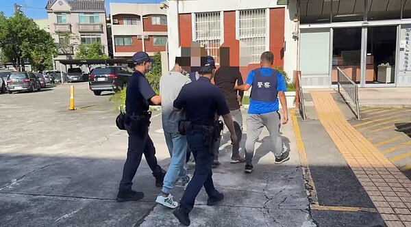 高雄市兩名歹徒前天清晨持步槍朝大寮區一間汽車維修廠掃射將鐵門打成蜂窩,警方15日逮捕涉案的尹姓男子(後,灰衣者),陳姓男子(前方,黑衣者)則攜長槍投案。記者石秀華/翻攝