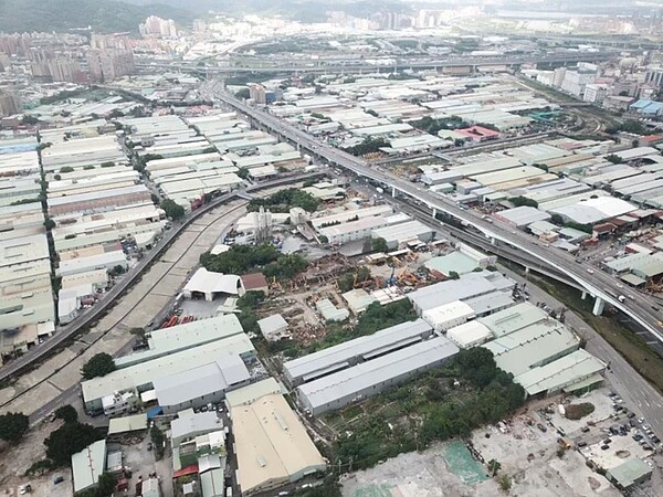 塭仔圳重劃區過去鐵皮屋林立,加上巷弄狹窄,易造成火災。圖/新北市地政局提供