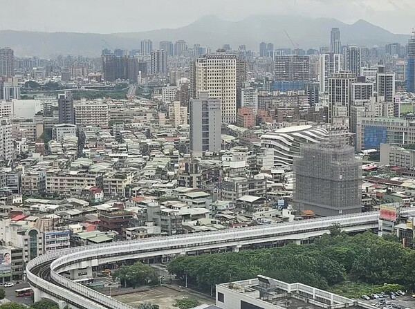 去年立院三讀通過平均地權條例部分條文修正草案，祭出五大修正期強力遏止炒房，新法去年7月上路，新北境內至今年5月底接獲41案相關檢舉案，不過案件成立開罰件數卻是0。圖為新北市板橋區。記者李定宇／攝影