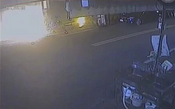 鹿港鎮知名「王罔麵線糊」發生火災，而火災當時情形店面氣爆畫面也曝光，火舌把鐵捲門都爆開。圖／民眾提供