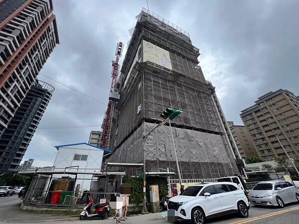 許姓板模工人15日中午在新北市林口區忠孝路一處工地13樓墜落送醫亡。記者曾伯愷／翻攝
