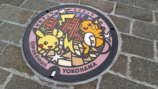 新北市議員鄭宇恩指出,日本城市行銷結合熱門卡通及動漫,成功吸引國內外觀光客前往朝聖、尋「寶」。圖為橫濱紅磚倉庫人孔蓋。圖/鄭宇恩提供