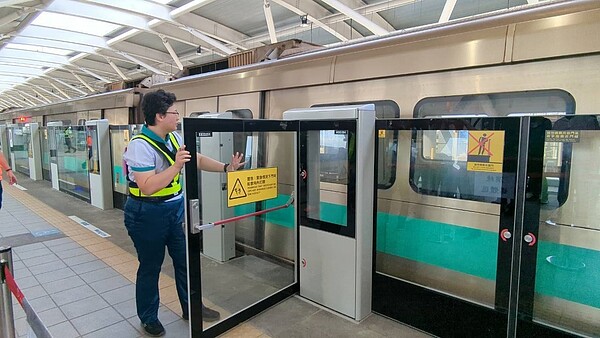 高雄捷運岡山車站15日由交通部履勘，模擬地震導致列車未能準確停靠月台定位事件，場面逼真。記者王勇超／翻攝