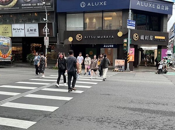 桃園市交通警察大隊自即日起至7月14日止,將執行為期1個月的「行人違規取締實施計畫」,盼減少行人事故發生機率。圖/桃園市交通警察大隊提供