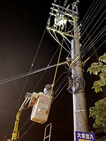 屏東小琉琉15日晚間4千多戶無預警停電1小時，晚上8點半已恢復供電，全島超過半數用電戶受影響。圖／台電提供